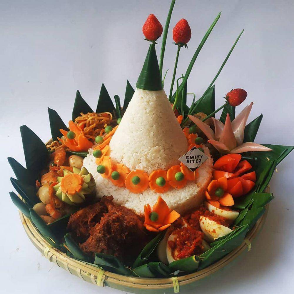 nasi tumpeng (instagram.com/switybitez)