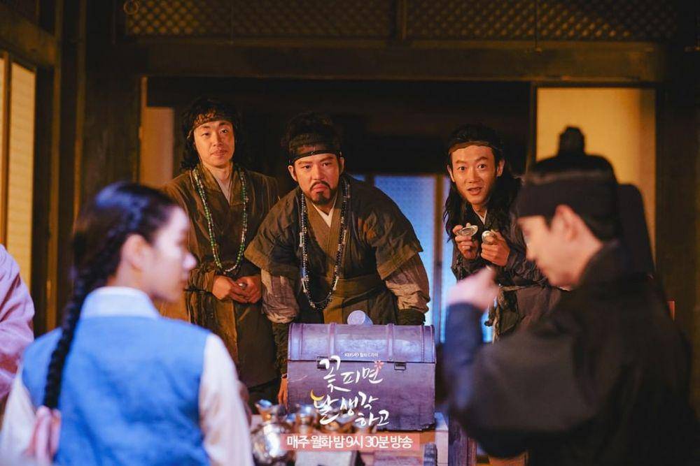 potret Hong Ahn Pyo sebagai Gye Sang Mok (tengah) dalam KDrama Moonshine (instagram.com/kbsdrama)