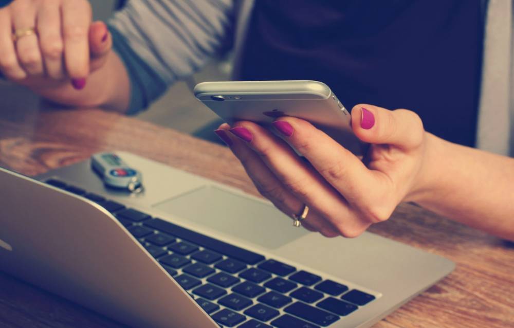 ilustrasi bermain handphone saat bekerja (pixabay.com/Firmbee)