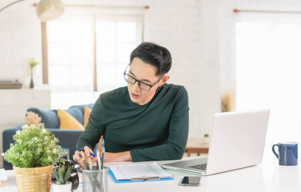 ilustrasi work from home (freepik.com/our-team)