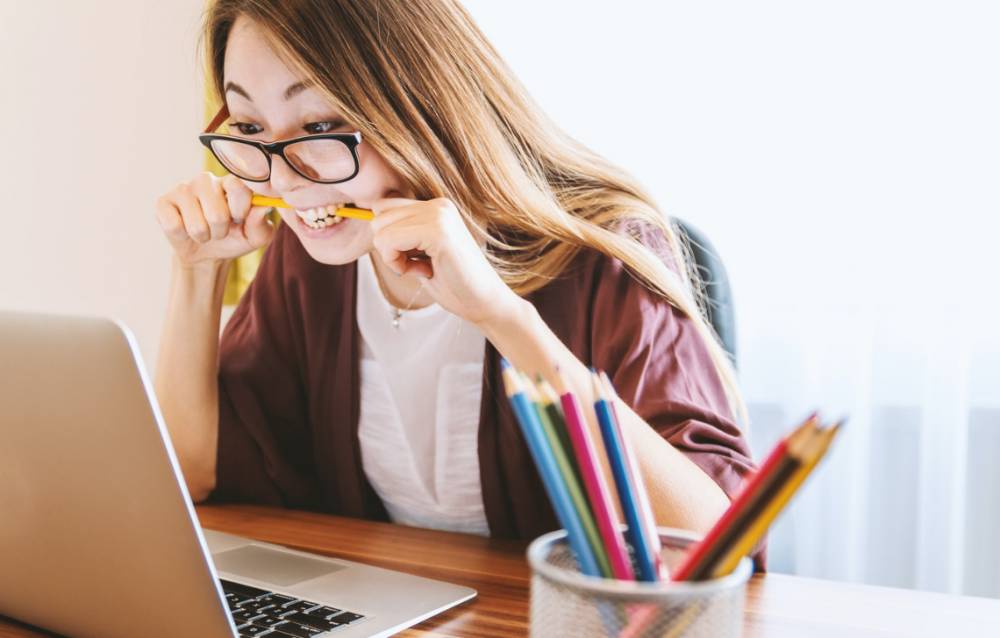 ilustrasi perempuan frustrasi (unsplash.com/JESHOOTS.COM)