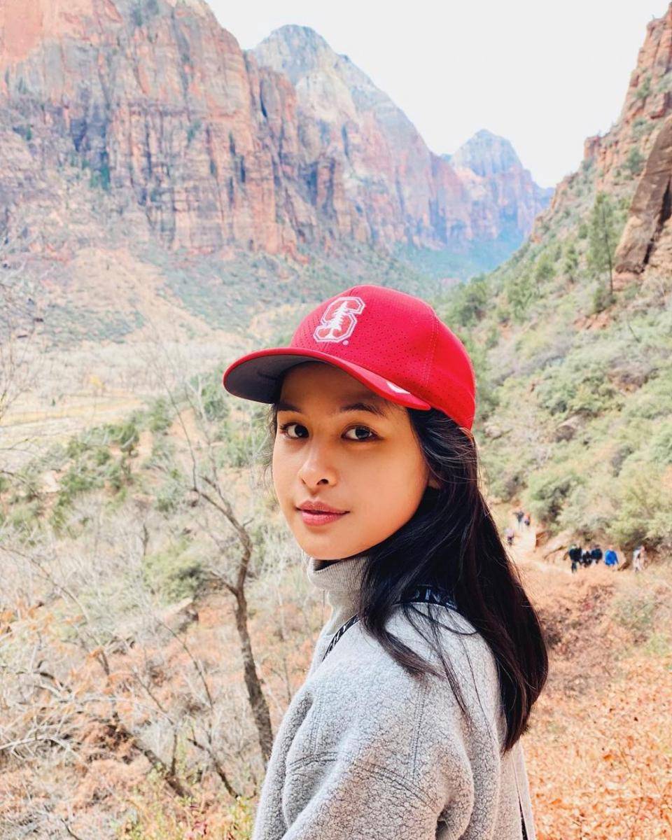 maudy ayunda dengan pemandangan alam (instagram.com/maudyayunda)