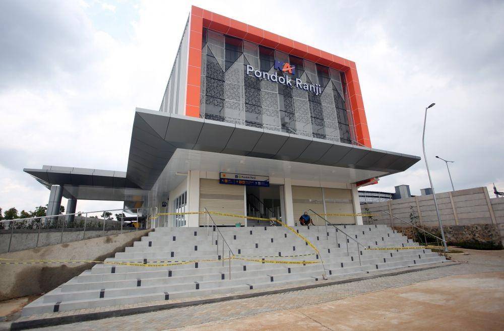 Pekerja menyelesaikan pengerjaan pembangunan "Sky Bridge" untuk menuju peron di Stasiun Pondok Ranji, Ciputat, Tangerang Selatan, Banten, Rabu (19/1/2022). (ANTARA FOTO/Muhammad Iqbal)