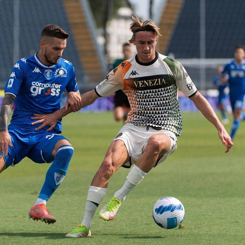 Dennis Johnsen saat memperkuat Venezia. (instagram.com/dennisjohnsen17)