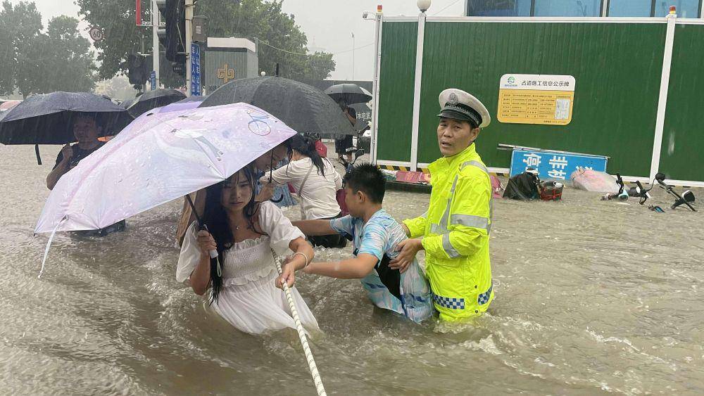 Banjir di provinsi Henan, China, pada bulan Juli. (via twitter.com/AJ+)