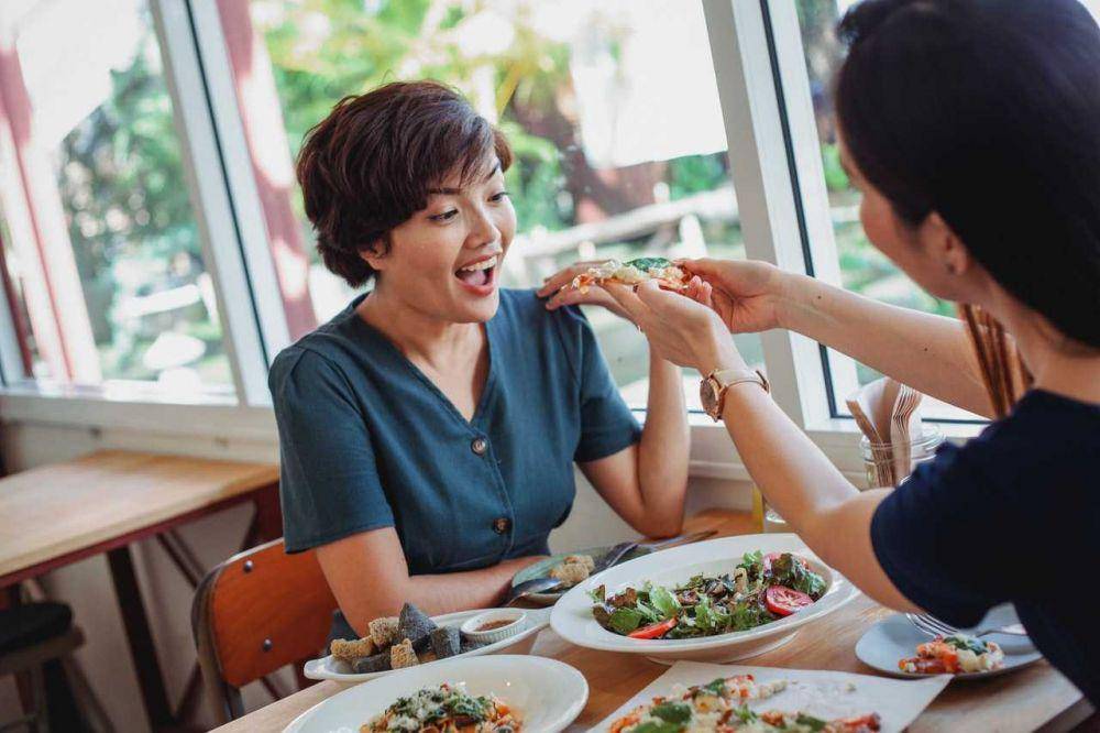 ilustrasi membagi makanan (pexels.com/Sam Lion)
