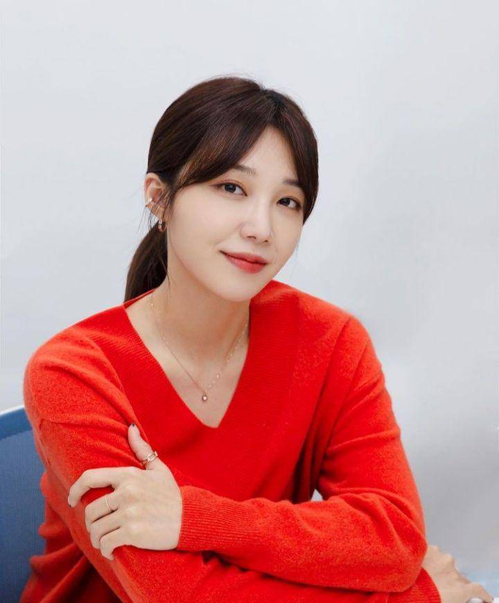 Jung Eun Ji (instagram.com/artist_eunji)