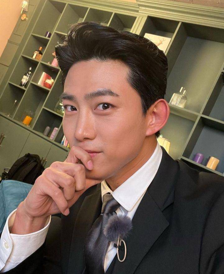 Ok Taecyeon (instagram.com/taecyeonokay)