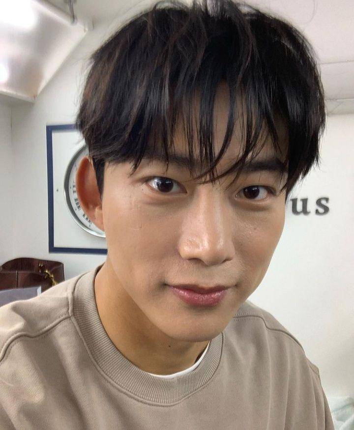 Ok Taecyeon (instagram.com/taecyeonokay)