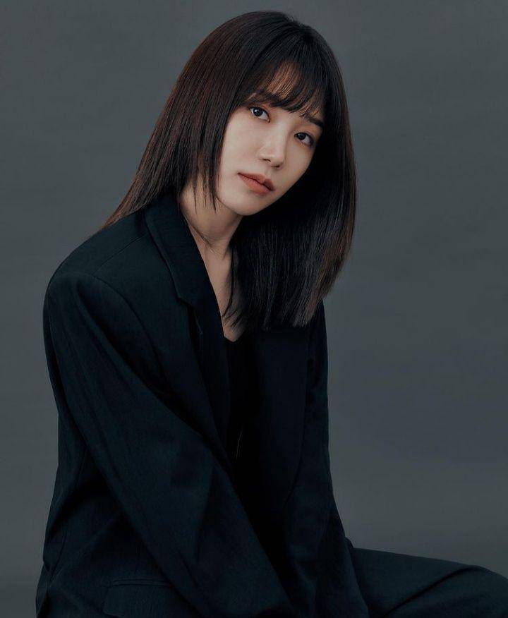 Jung Eun Ji (instagram.com/artist_eunji)