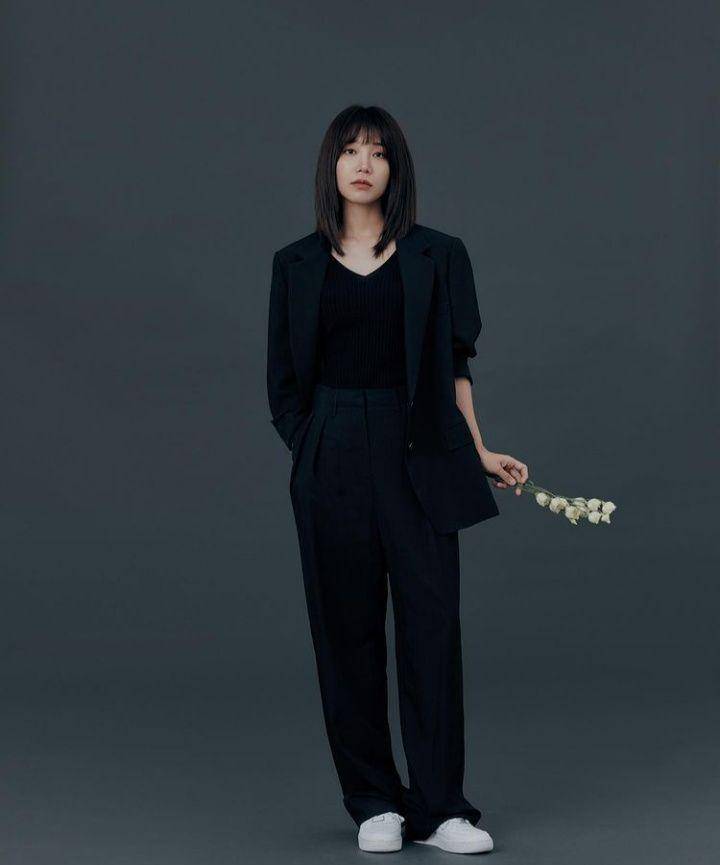 Jung Eun Ji (instagram.com/artist_eunji)