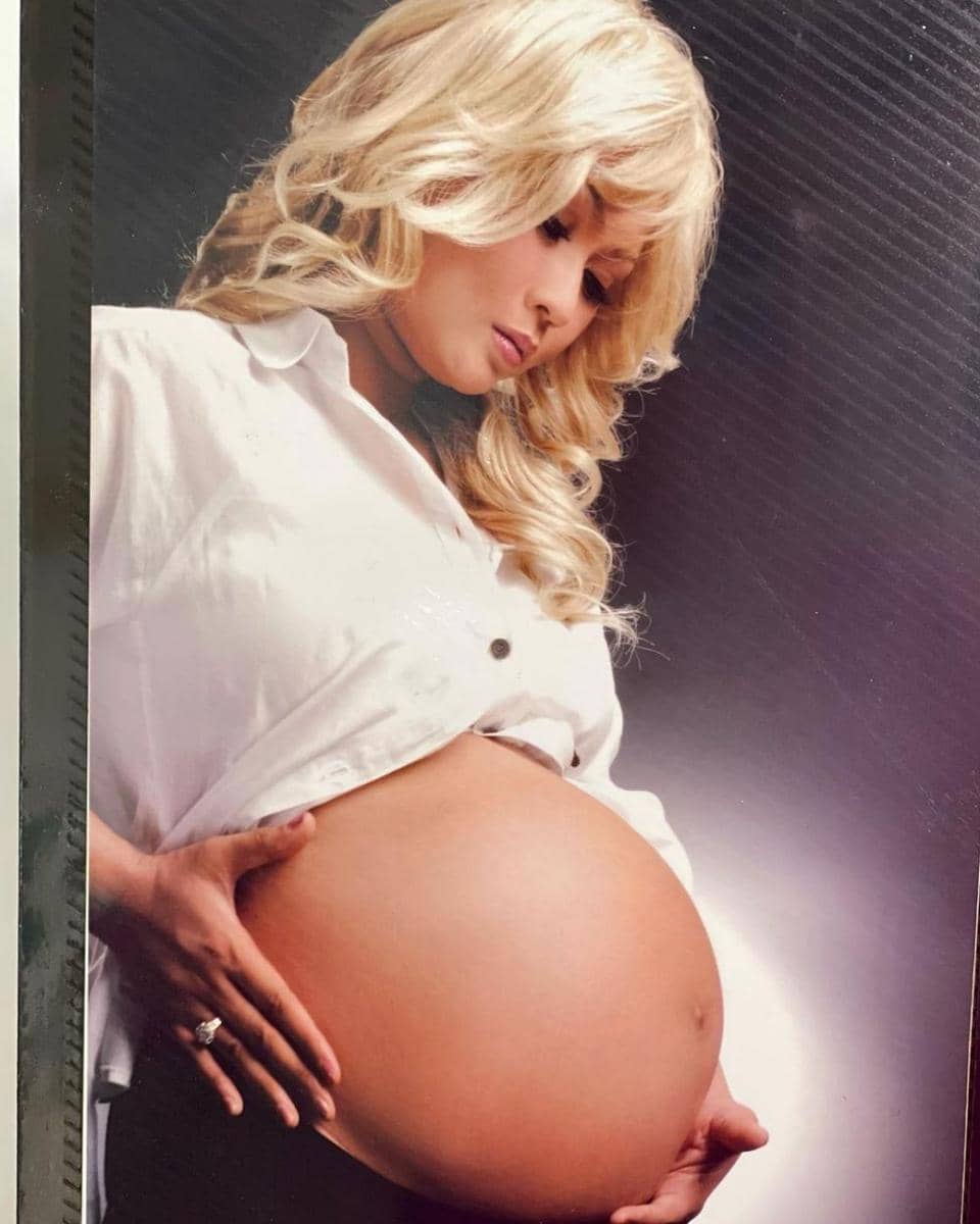 maternity shoot Inul Daratista (instagram.com/inul.d)