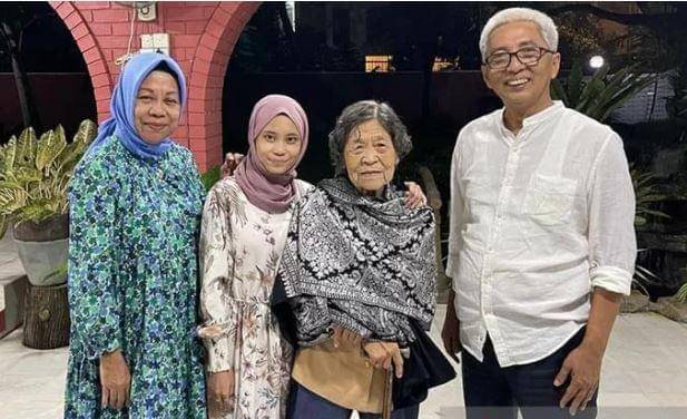 Dubes RI di Kuala Lumpur, Hermono beserta istri (kiri) dan Rohana bersama ibu angkatnya Chee Hoi Lan. (ANTARA/HO-KBRI Kuala Lumpur/Sumarsono/aa)