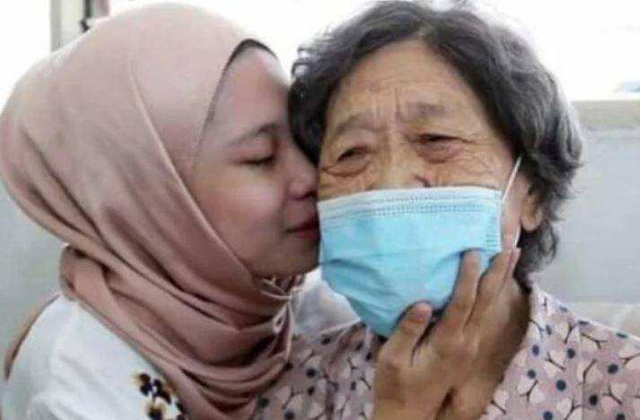 Rohana Abdullah (22) bersama ibu angkatnya, Chee Hoi Lan. (Harian Metro Malaysia/Agus via ANTARA