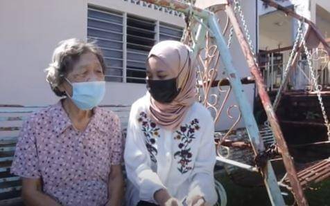 Rohana Abdullah (22) bersama ibu angkatnya, Chee Hoi Lan (Youtube/Harian Metro Malaysia)