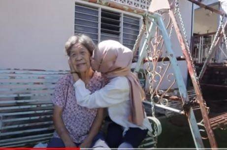 Rohana Abdullah (22) bersama ibu angkatnya, Chee Hoi Lan (Youtube/Harian Metro Malaysia)