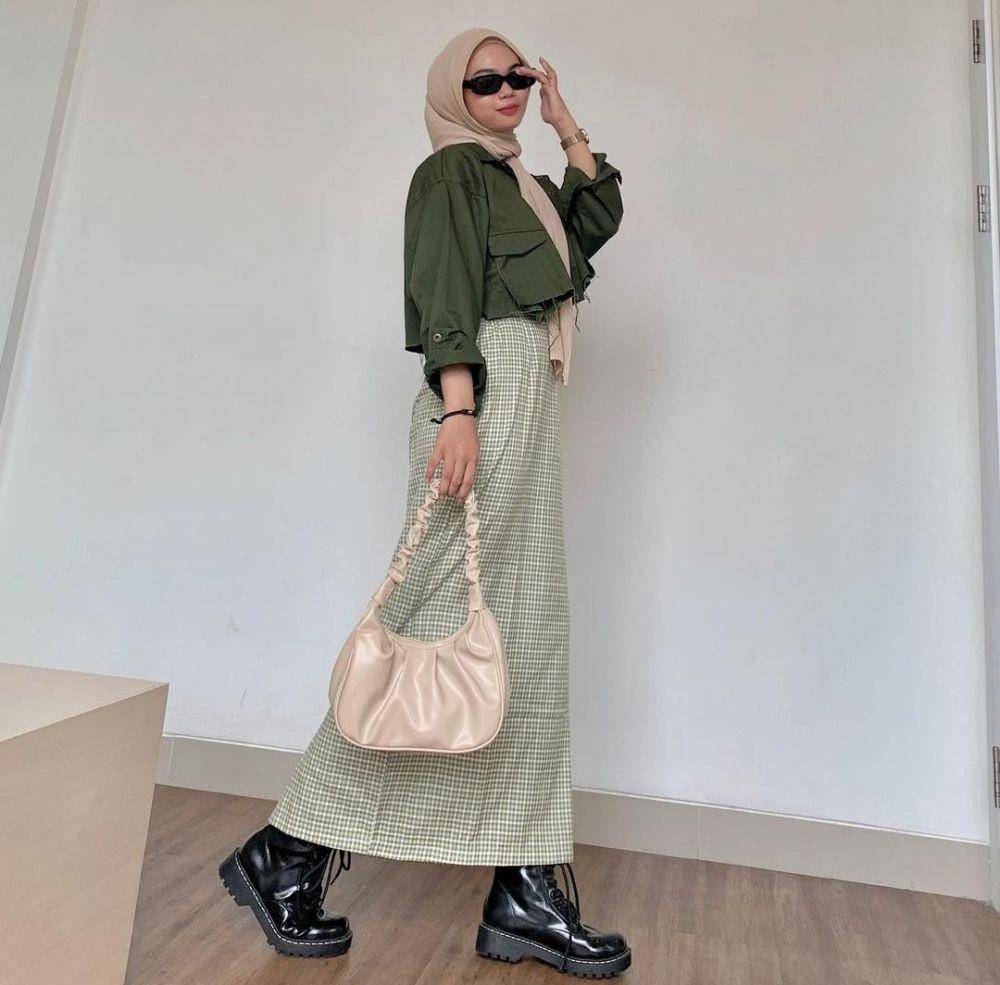 style hijab crop outer (instagram.com/clarayaaa__)
