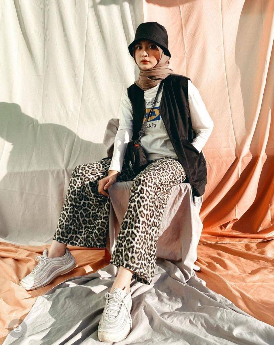 style hijab animal print (instagram.com/tikadew_)
