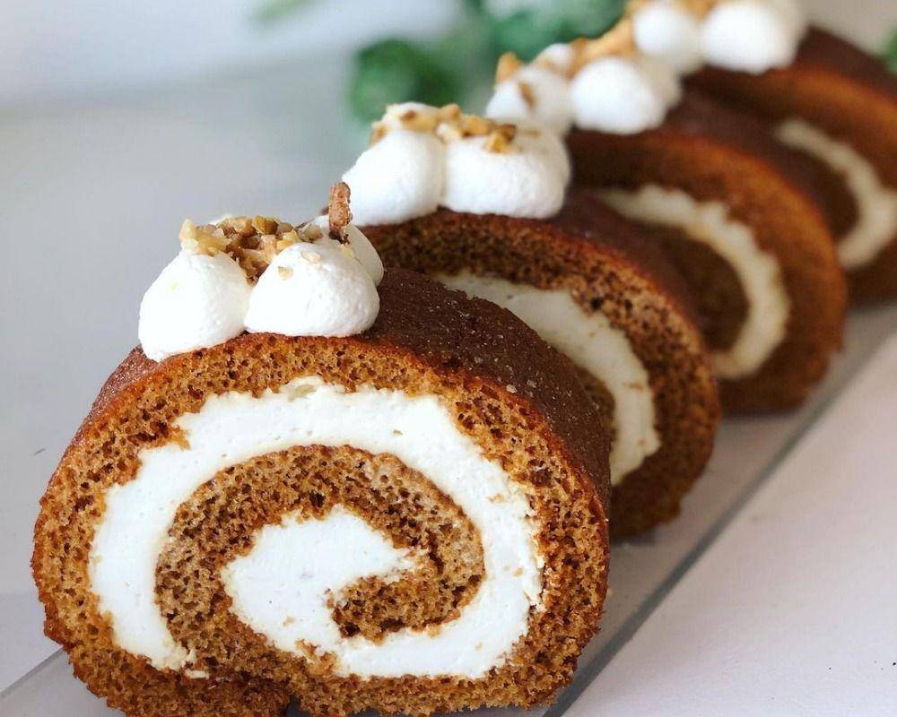 ilustrasi bolu gulung jahe (instagram.com/parfait.patisserie)
