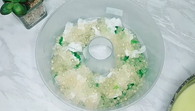 Ilustrasi membuat puding buko pandan (youtube.com/familyandrea)