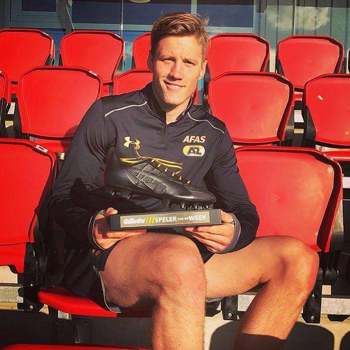 Wout Weghorst dengan trofi top scorer KNVB Bakker (instagram.com/wout.weghorst)