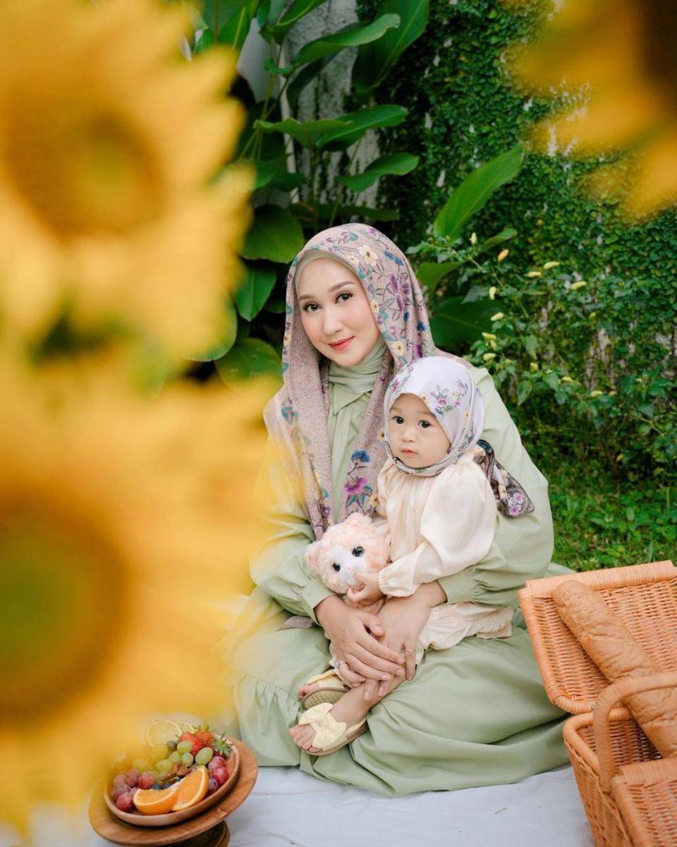 Dian Pelangi dan buah hati (instagram.com/dianpelangi)
