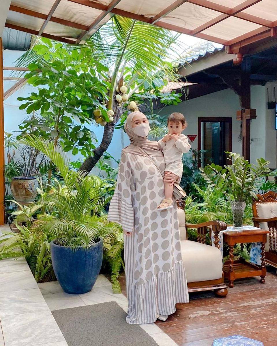 Dian Pelangi dan buah hati (instagram.com/dianpelangi)