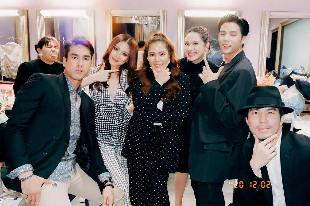 Baifern dan sang manajer berfoto dengan para pemain fim The Con-Heartist (instagram.com/fernzzupar)