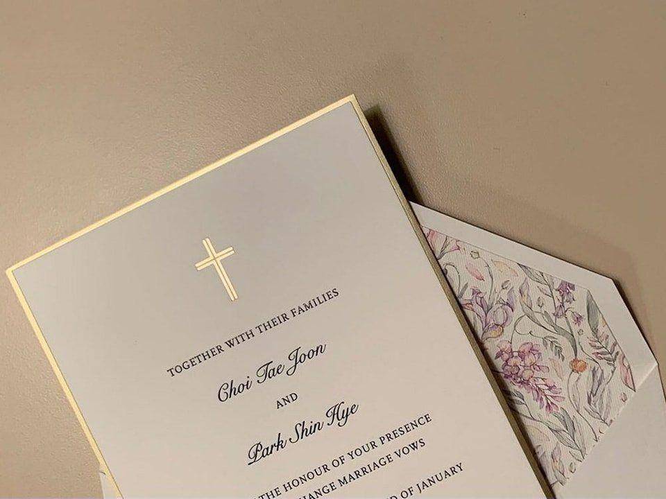 Wedding invitation Park Shin Hye dan Choi Tae Joon (twitter.com/deiljk)