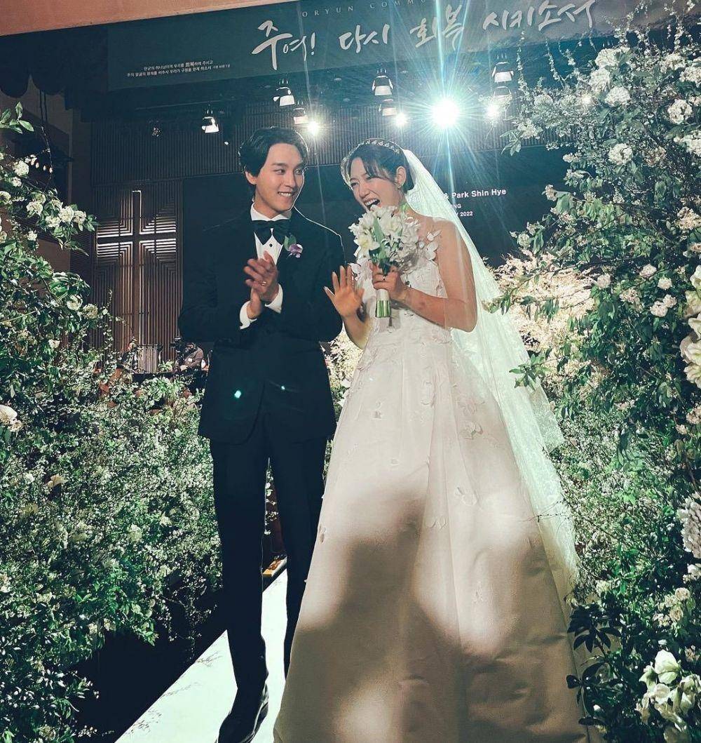 Momen syahdu pernikahan Park Shin Hye dan Choi Tae Joon (twitter.com/iconickdramas)
