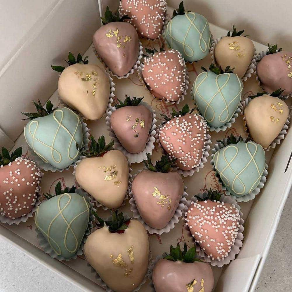chocolate dipped strawberry (instagram.com/crumbssss)