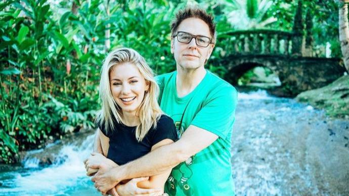9 Potret Kemesraan Jennifer Holland dan James Gunn, Bikin Iri!