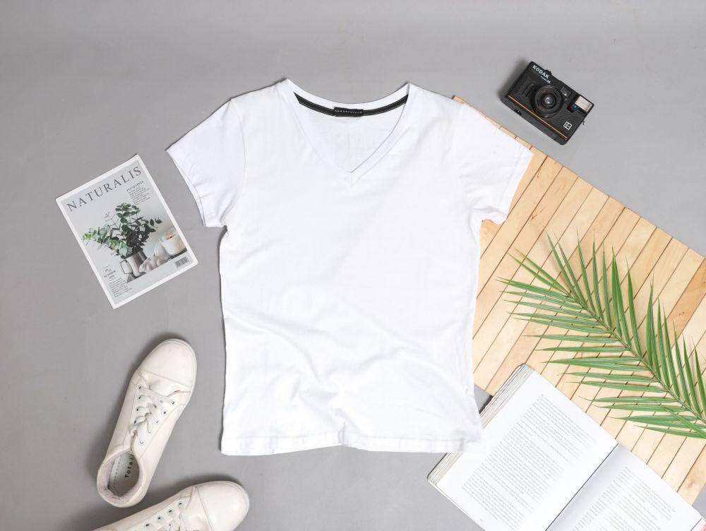 Ilustrasi Contoh Produk Print on Demand - Kaos Polos (https://unsplash.com/Mediamodifier)