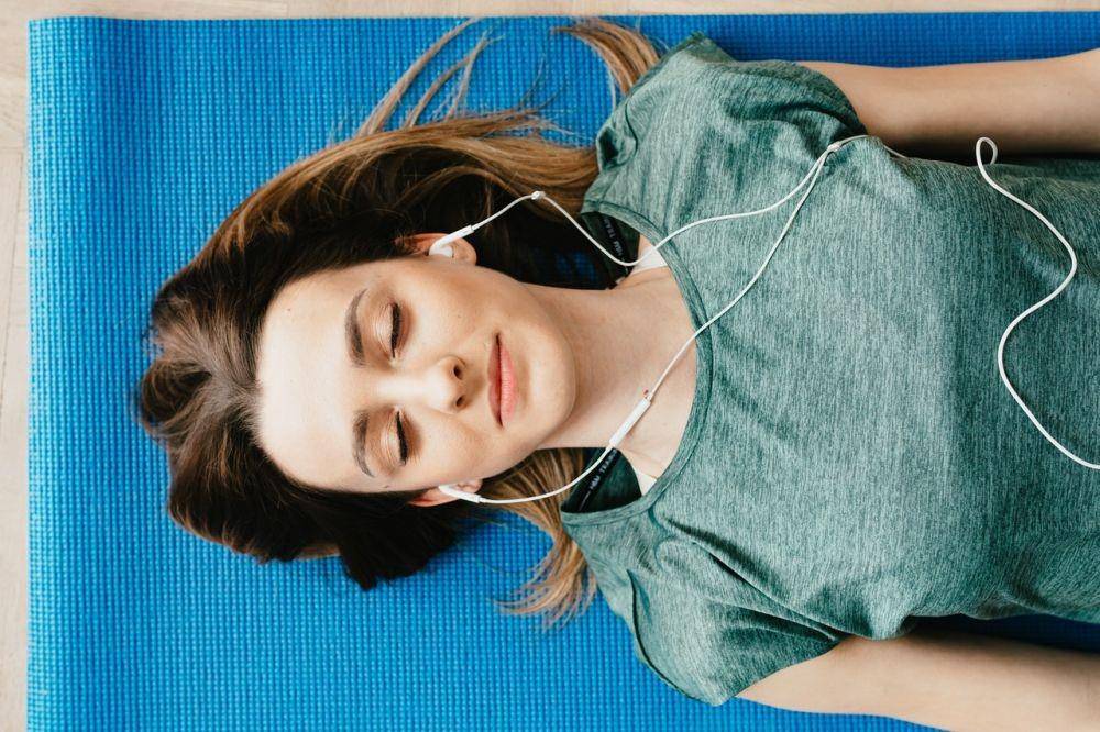 ilustrasi mendengarkan suara ASMR (pexels.com/Karolina Grabowska)