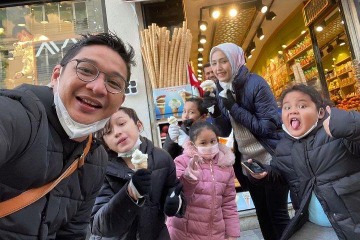 9 Potret Pasha Ungu Boyong Keluarga Liburan ke Turki, Seru Banget!