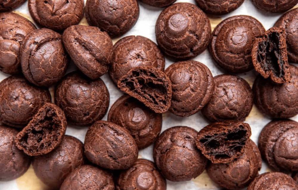 ilustrasi kue sus isi krim cokelat (theflavorbender.com)