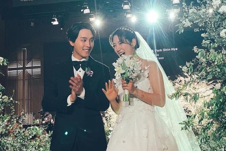 10 Momen Pernikahan Park Shin Hye, D.O-Hongki Nyanyi OST Drama