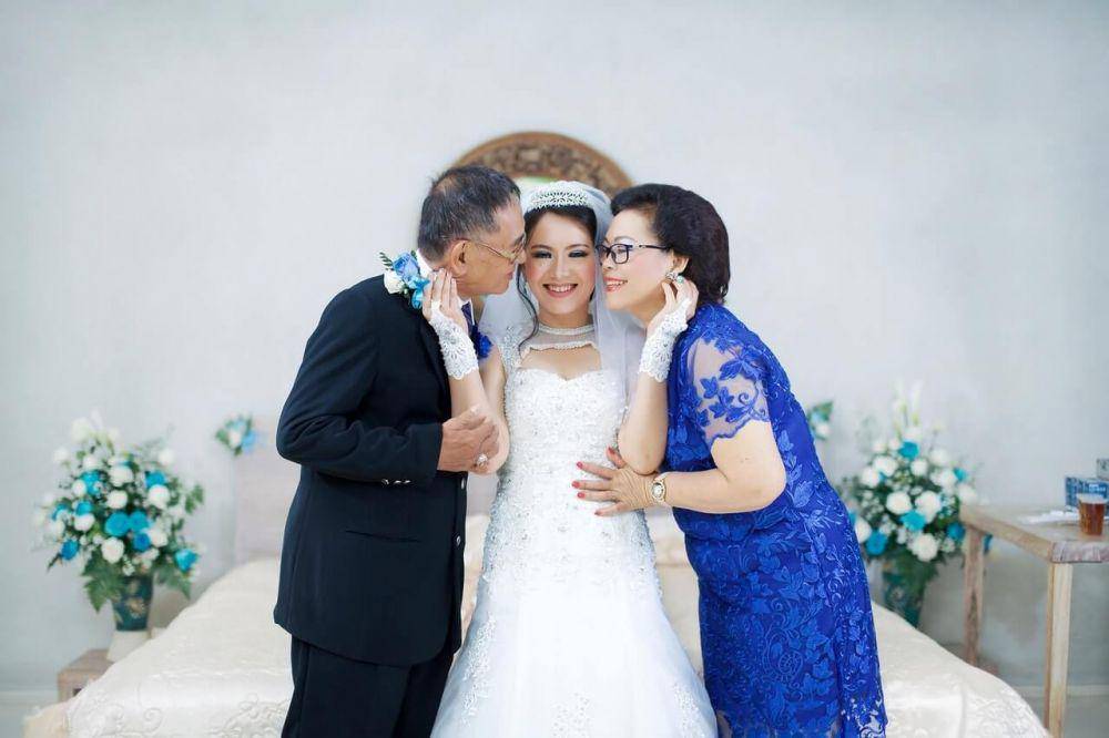 ilustrasi pengantin perempuan dan kedua orangtua (pexels.com/Rayhan Firmansyah)