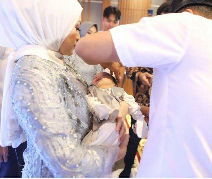 Adzam Adriansyah saat proses cukur rambut oleh sang ayah, Sule. Instagram.com/nathalieholscher