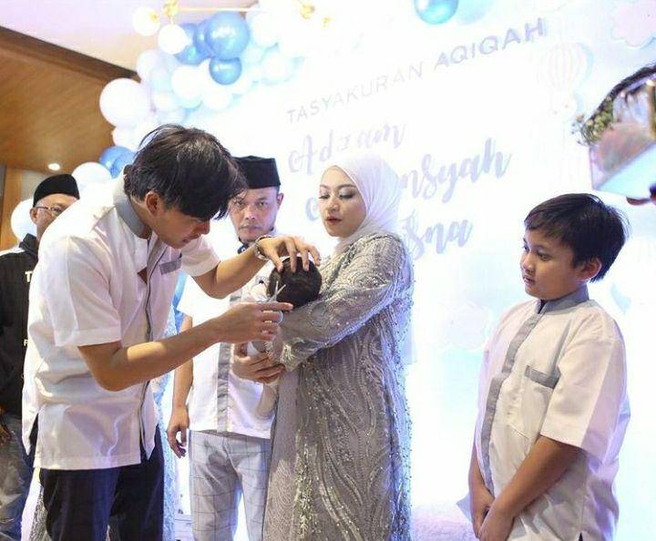 Adzam Adriansyah saat proses cukur rambut oleh sang kakak. Instagram.com/nathalieholscher