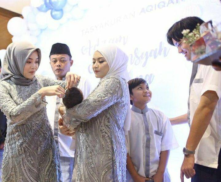 Adzam Adriansyah saat proses cukur rambut oleh teh Putri. Instagram.com/nathalieholscher