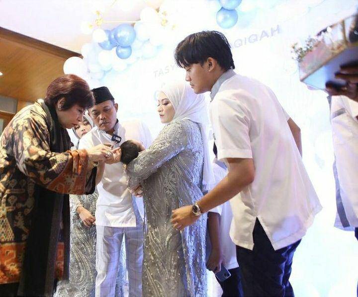 Adzam Adriansyah saat proses cukur rambut oleh kerabat yang berhadir. Instagram.com/nathalieholscher