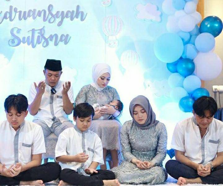 Doa bersama diacara tasyakuran aqiqah Adzam Adriansyah. Instagram.com/nathalieholscher
