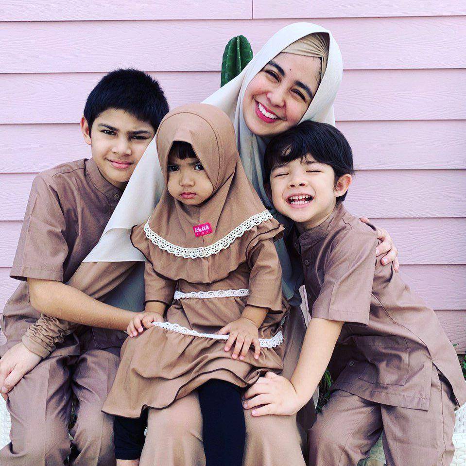 potret Risty Tagor dan ketiga anaknya (instagram.com/ristytagor)