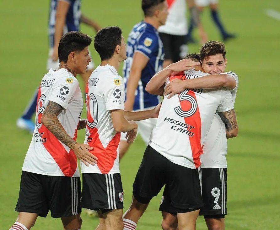 Julian Alvarez (kanan) memeluk rekannya di River Plate. (instagram.com/juliaanalvarez)