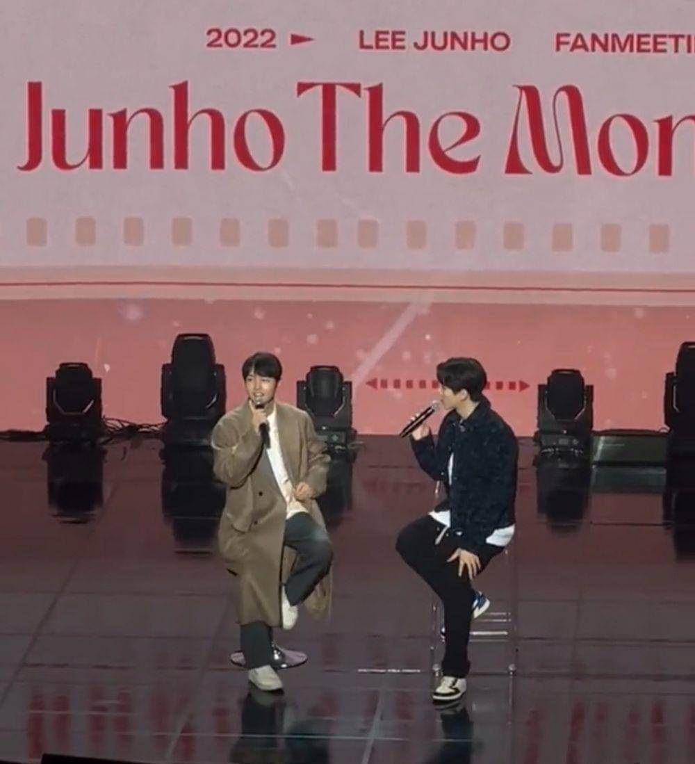 Tangkapan layar video saat Song Joong Ki hadir di fanmeeting Junho 2PM (twitter.com/fever125_)