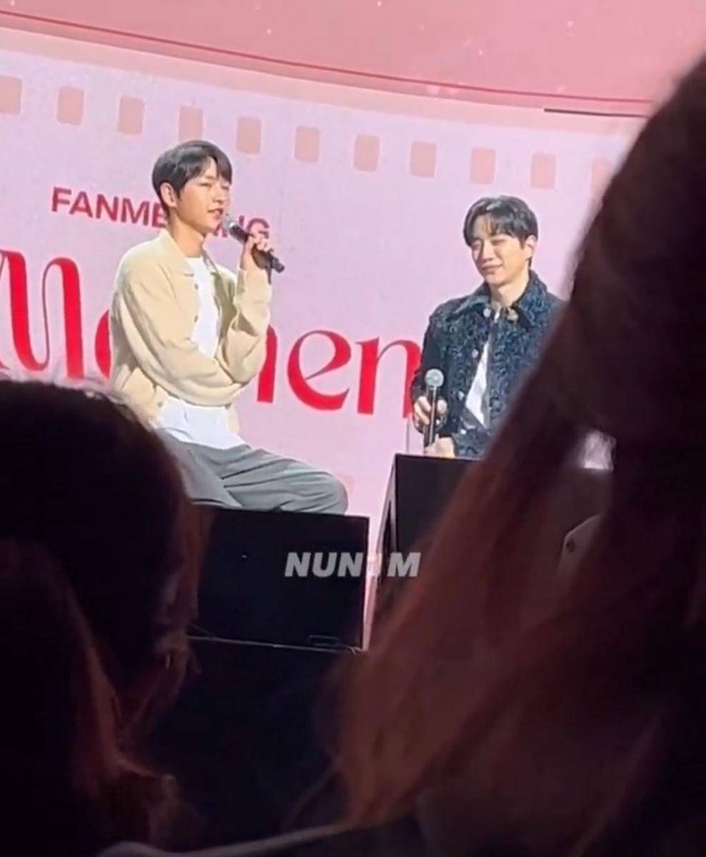 Tangkapan layar video saat Song Joong Ki hadir di fanmeeting Junho 2PM (twitter.com/NUN1M)