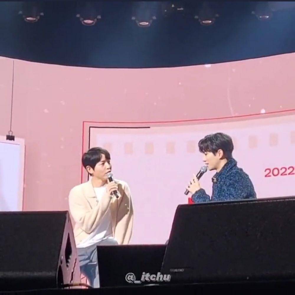 Tangkapan layar video saat Song Joong Ki hadir di fanmeeting Junho 2PM (twitter.com/_itchu)