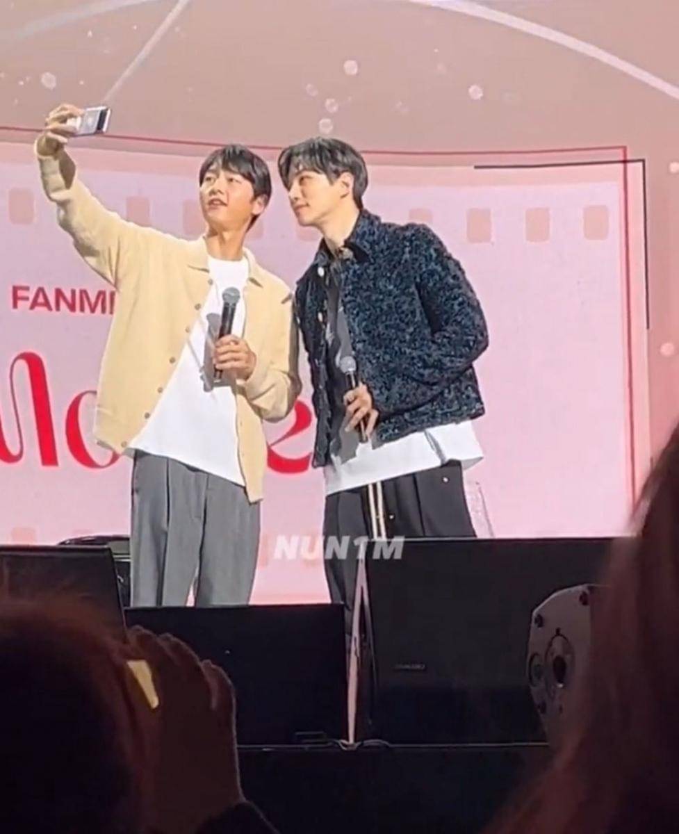 Tangkapan layar video saat Song Joong Ki hadir di fanmeeting Junho 2PM (twitter.com/NUN1M)