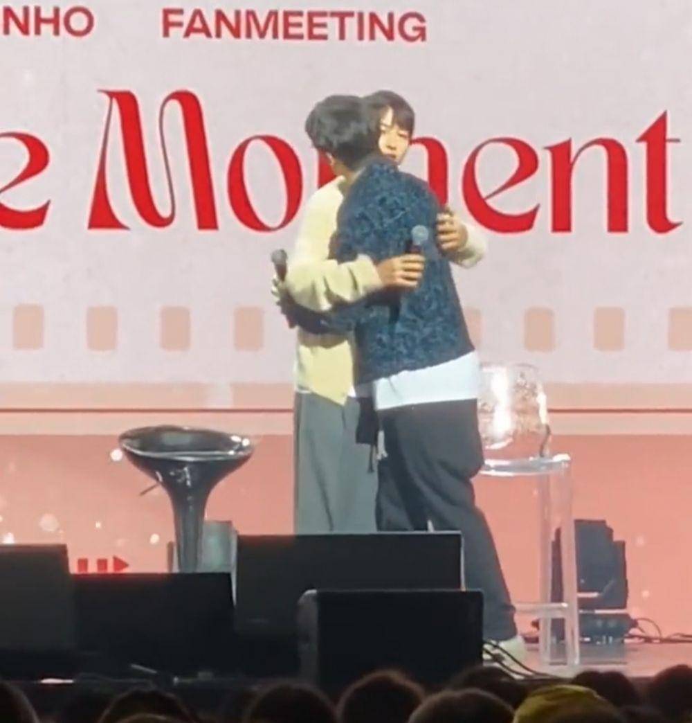 Tangkapan layar video saat Song Joong Ki hadir di fanmeeting Junho 2PM (twitter.com/pompomls777)